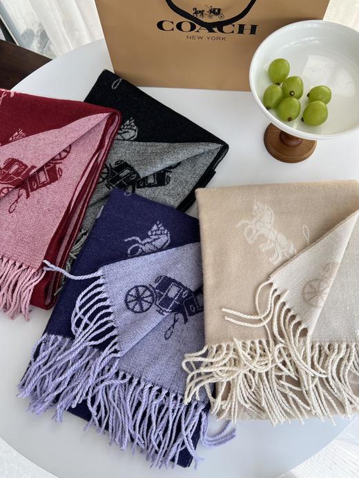 点此购买 蔻驰经典马车Logo双面双色围巾 ssy 339761 商品图7