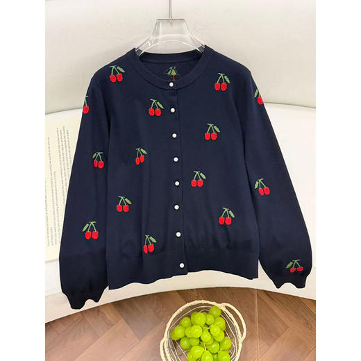 「高货rp」全新升级【铂金会员293/天猫389/差价96】(14533)洛诗琳法式樱桃提花针织开衫2026春季珍珠扣精纺羊毛衫 商品图2