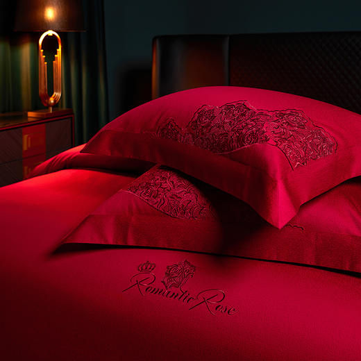 多喜爱 喜玫瑰 80S厚织提花八件套 欢悦于爱【B面60S新绒棉】 【玫瑰花刺绣】【拼框工艺】【拉杆箱包装】色泽亮丽 垂坠感佳 商品图5