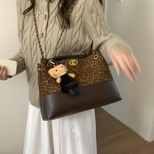 【原创爆款❗️豹纹单肩托特包】复古潮流松弛又时尚，日常出门随手一挎，采用柔软的皮革款，久背不过时，2026新款撞色复古链条单肩腋下包手提斜挎单肩包包QQ 商品图1