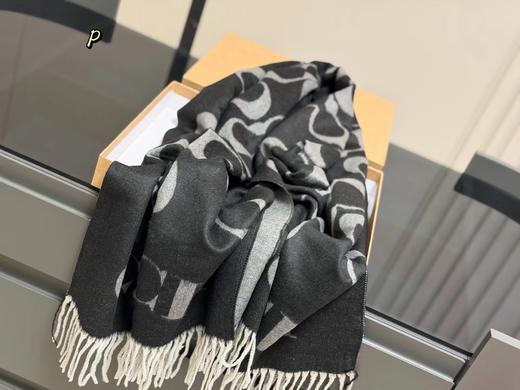 F011322冬季气质单品精典满印老花字母披肩流苏围巾 商品图4