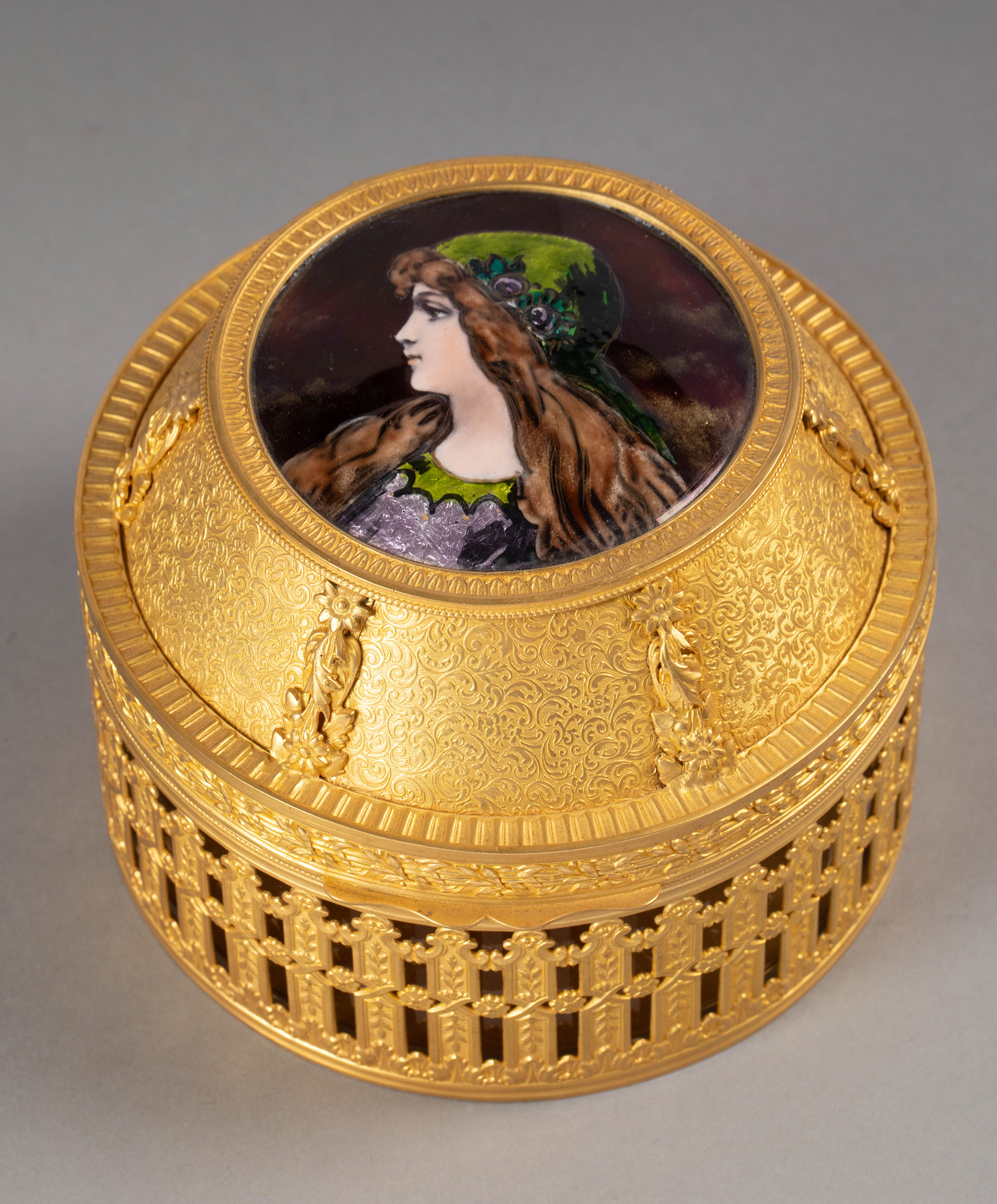 独角鹿西洋古董20世纪法国出品花卉卷叶纹铜鎏金精雕镶嵌少女侧容主题手绘细密画珍宝盒