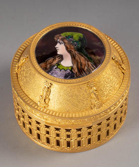 独角鹿西洋古董20世纪法国出品花卉卷叶纹铜鎏金精雕镶嵌少女侧容主题手绘细密画珍宝盒