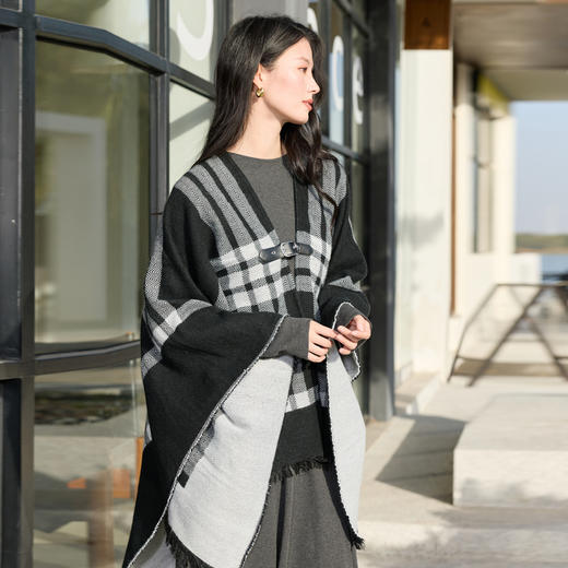 三彩2026新款复古黑白格纹针织披肩外搭皮扣氛围感廓形流苏斗篷女 商品图2