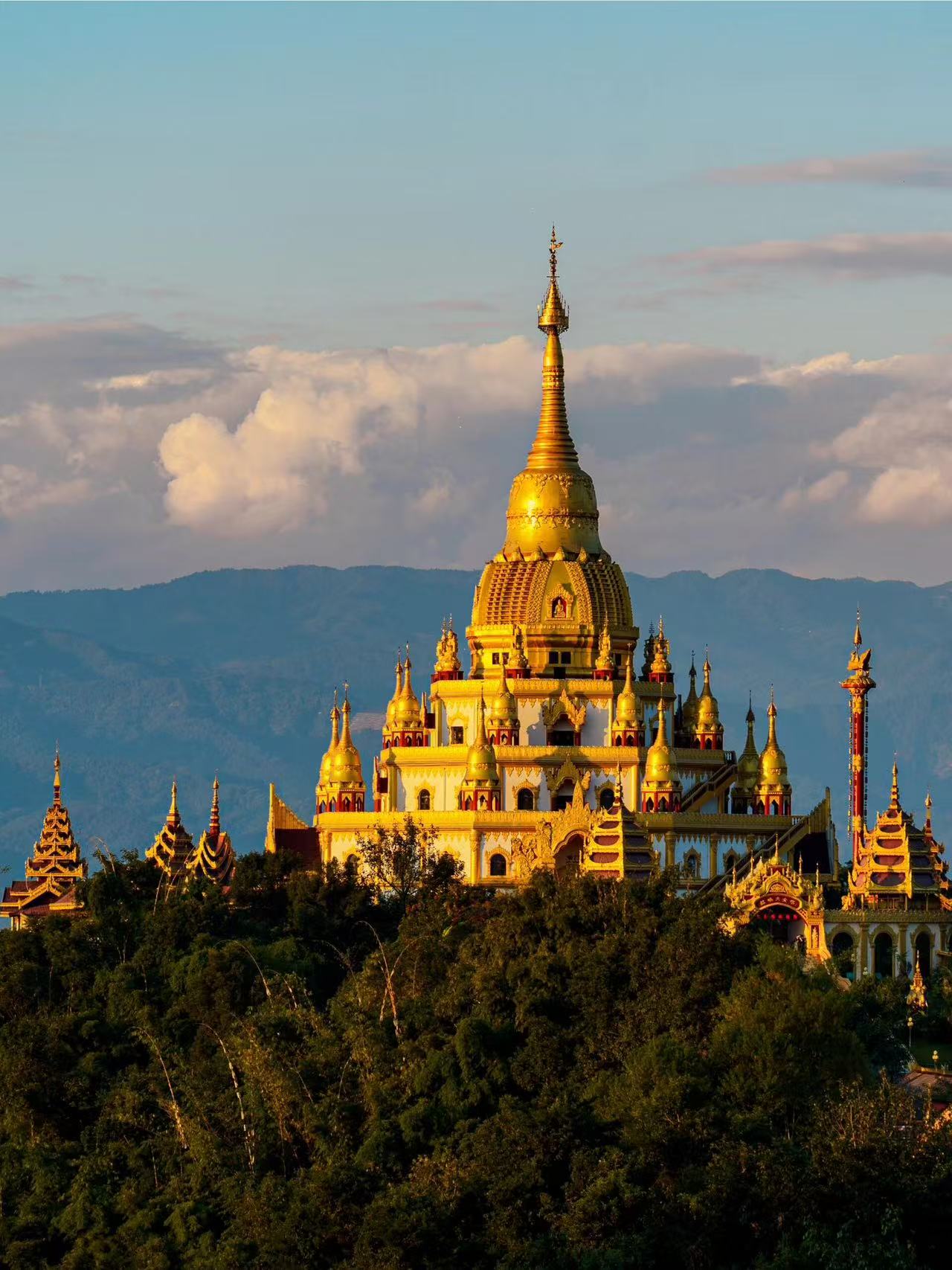 云南界头油菜花、边境瑞丽&芒市“异国”风情、神秘哀牢山“暮光森林”、临沧云海、元阳梯田光影8天摄影团