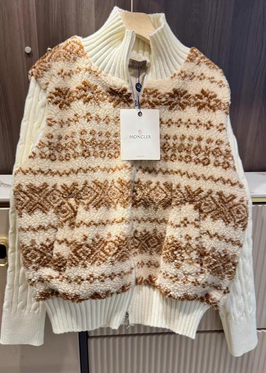 F011335费尔岛针织拼接羊羔毛的假两件式立领拉链款外套 商品图2