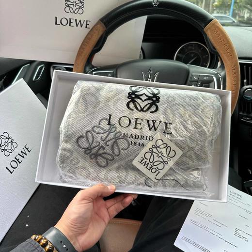 F011378冬季浅灰色满印提花羊绒刺绣围巾披肩 商品图2