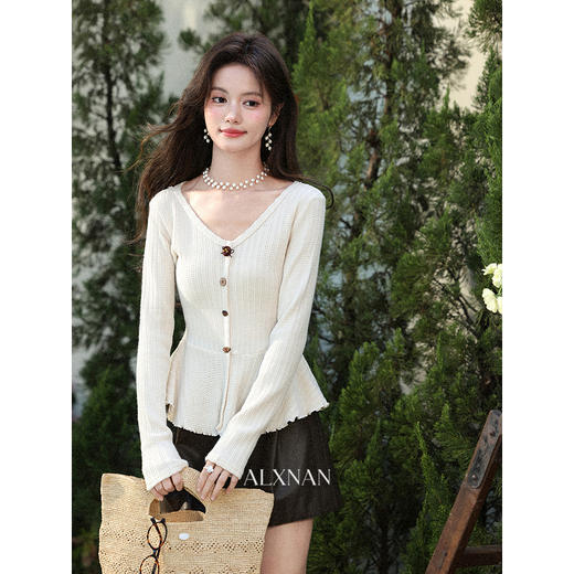 鹿向南「绒絮衬光」不规则花边燕麦色V领长袖T恤女春季显瘦上衣 商品图2