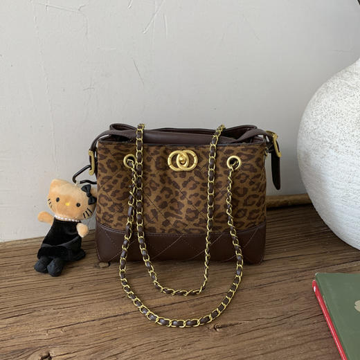 【原创爆款❗️豹纹单肩托特包】复古潮流松弛又时尚，日常出门随手一挎，采用柔软的皮革款，久背不过时，2026新款撞色复古链条单肩腋下包手提斜挎单肩包包QQ 商品图2