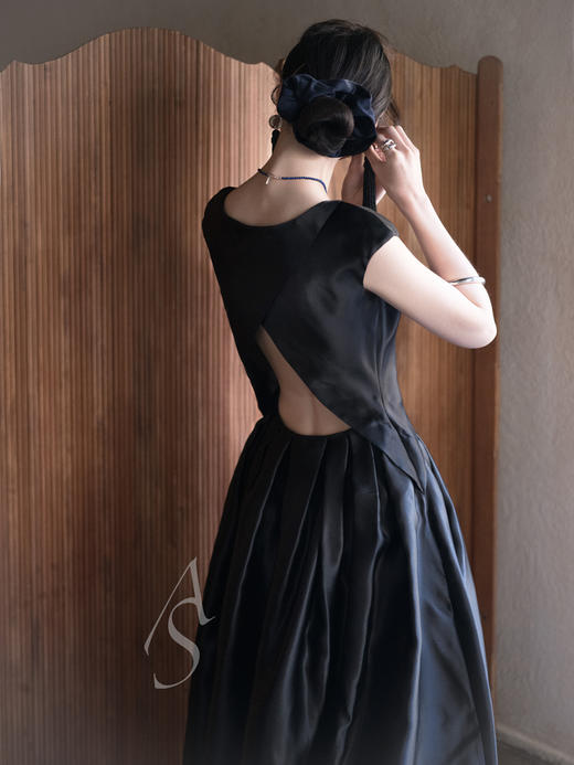 Mark Kenly Domino Tan 26PS 黑色真丝dilia百褶无袖连衣裙 商品图0