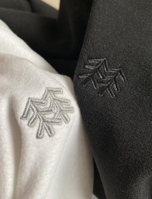 原单正品 KL可隆加绒打底衫，男女同款，少见的一种面料，非常柔软贴身必备，内里是薄绒，暖暖的很贴肤，插肩袖设计，宽松版型！
颜色：黑色灰白拼色
尺码：SMLXLXXL 商品图5