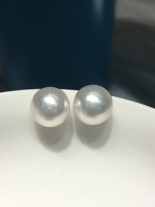 【私席真珠·新年盛宴】澳白小馒头
18k金镶嵌澳白珍珠耳针 10-11mm 正面无暇（2-3天工期） 商品图0