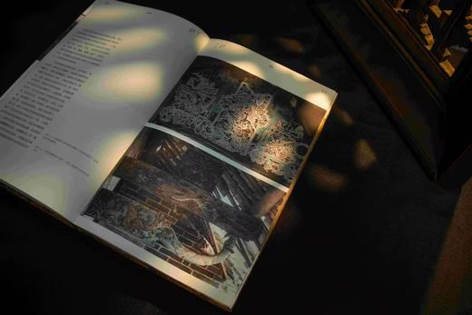 《桂筑繁花》繁花映窗·木纹雕刻版【定制雕版封面+三边书口喷绘+作者签名钤印】(限量1000册，仅售800套送定制函盒) 商品图8