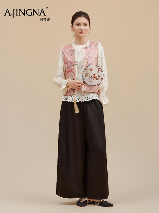 【国风马甲】阿菁娜冬季新款新年国风战袍提花毛边马甲盘扣设计团花寓意吉祥轻奢氛围外套F30D203017 商品图4