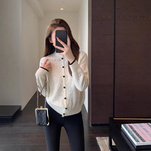 温柔气质！时髦撞色提花白色小衫！显瘦毛衣女上衣26秋冬新款！ 商品图1