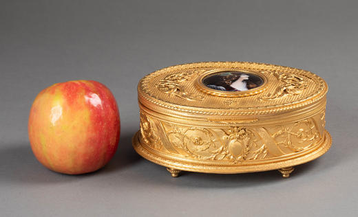 独角鹿西洋古董20世纪法国出品卷叶缎带纹铜鎏金精雕镶嵌少女肖像主题手绘细密画珍宝盒 商品图1