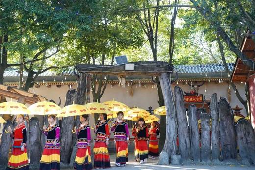 已成团1.17崇州【探秘彝族文化】民族服装体验名族文化，穿越丛林栈道，非遗漆器绘画，民族特色长桌宴，篝火晚会，载歌载舞解锁千年文明！ 商品图4