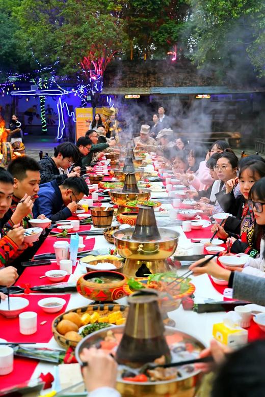 已成团1.17崇州【探秘彝族文化】民族服装体验名族文化，穿越丛林栈道，非遗漆器绘画，民族特色长桌宴，篝火晚会，载歌载舞解锁千年文明！ 商品图1