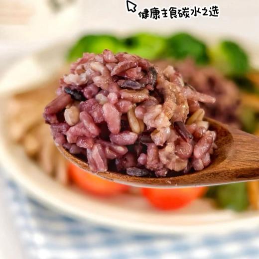 【十色米】高膳食纤维，低GI特性10种黄金谷物组合，来自黑龙江黑土地，既有糙米的嚼劲、糯米的软糯，又有藜麦的脆感，煮成饭或粥都能品尝到丰富的口感变化，搭配蔬菜、肉类都很适配。 商品图3