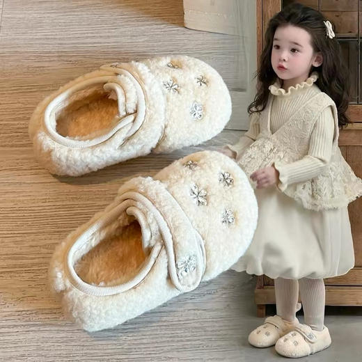 💥【岁愿保暖公主风仿羊羔毛水钻蕾丝魔术贴勃肯鞋】👉这 “小棉鞋” 直接把新年氛围感焊在脚上！🎀 A 款水钻 blingbling，☺️B 款蕾丝软萌到心巴！ 商品图3