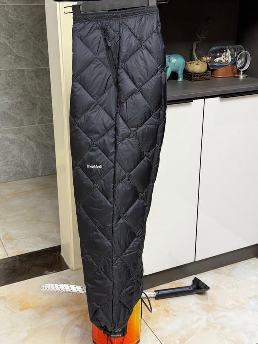 天猫1600，正品蒙贝欧鹅绒羽绒裤，
竟如此惊艳，神奇！！第一次体验！！！
超轻量化，800蓬云朵包裹，怕冷你就来
裤脚抽绳可收紧，两侧拉链口袋，
两个色，尺码S-XL 商品图1