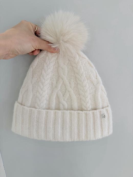 到手价499元 Lulu女士羊驼毛毛球帽 质感非标好 摸起来非常软糯  搭配可爱毛球 戴上去少女感十足美国代购，无中文标签，介意慎拍 商品图6