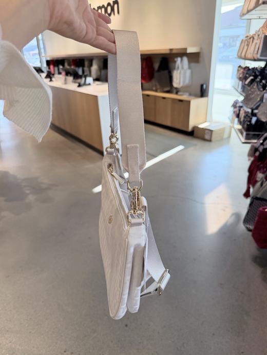 到手价799元  Lulu 手拎斜挎包 低调又精致 尺寸约 25*7*16  美国代购，无中文标签，介意慎拍 商品图4