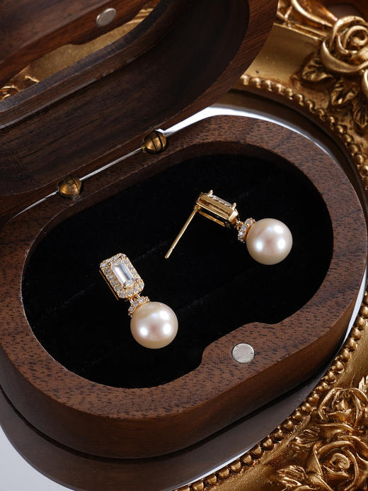 子佩集【曦光女神】银S925珍珠惜王妃耳钉【E4363】7.8mm珠镀金方块2601 商品图3