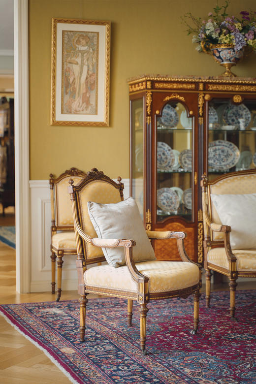 独角鹿西洋古董19世纪下半叶法国出品路易十六风格火炬卷叶主题核桃木精雕装饰明黄色缎面沙发及座椅七件套 商品图3