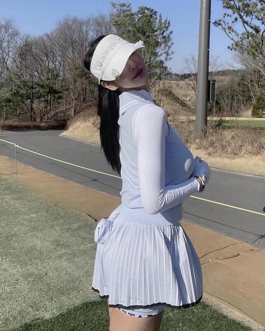 PG家春夏新款女士薄款针织外穿背心，好多宝子估计有疑惑怎么夏天出针织小背心，是薄款是薄款～真的不会热 上身也是透气的 实物摸着比看上去要轻薄很多 华夫格立体针织 机洗不变形，不起球！ 商品图2