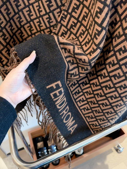 秋冬特惠💰260 芬迪围巾 男女同款 罗马组合斗篷 商品图6