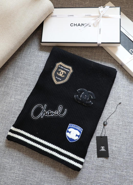 秋冬特惠💰190 香奈儿围巾 小香印章针织围巾 精致的各类徽章 商品图0