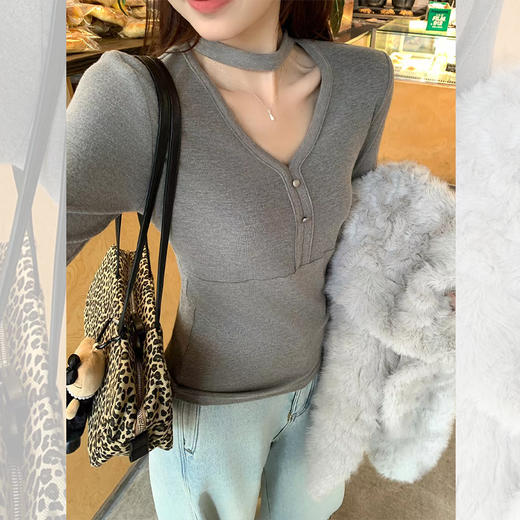 <曾小咸推荐>挂脖V领磨毛长袖 日常109/件 活动价69.99/件！【预售款，预计3-15天发货】 商品图0