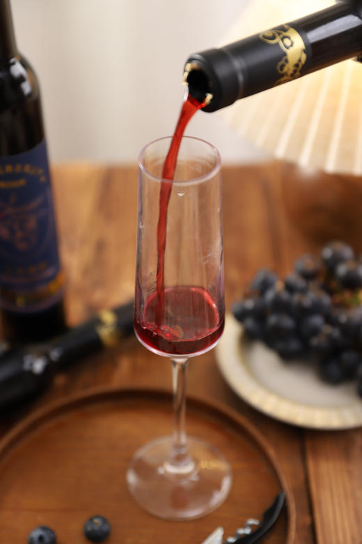 【长白山有机蓝莓冰酒】100%蓝莓原汁酿造，把长白山的雪意封进瓶中以示“瑞雪兆丰年” 甄选长白山有机认证野生蓝莓 酒精度12%VO1 入口清冽如冰，果香浓郁不加糖，无任何添加 商品图1