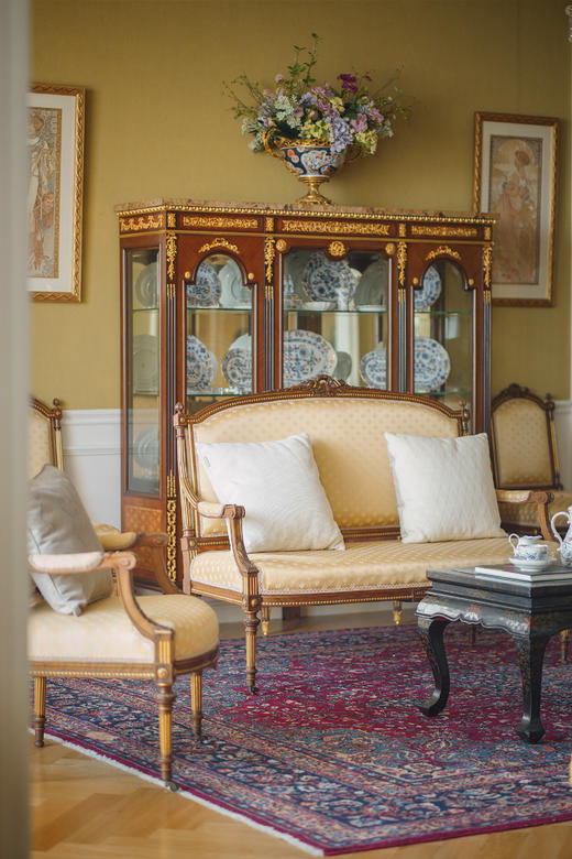 独角鹿西洋古董19世纪下半叶法国出品路易十六风格火炬卷叶主题核桃木精雕装饰明黄色缎面沙发及座椅七件套 商品图1