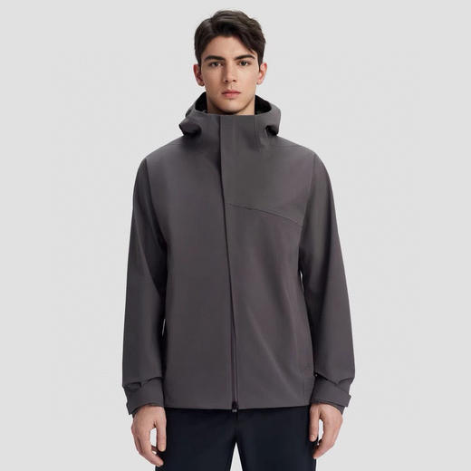 原单正品 DESCENTE迪桑特 DUALIS系列冲锋衣，防风防水，超级轻量化质地，颜色:黑色  碳灰色
尺码:M-XXL
原价2790 商品图0