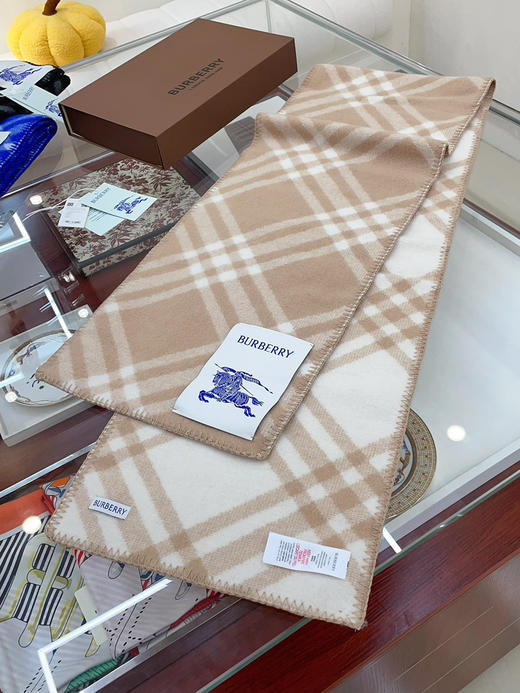 秋冬特惠💰150 巴宝莉围巾 低调的奢侈感 柔美精英高手级别的时髦感围巾 商品图1