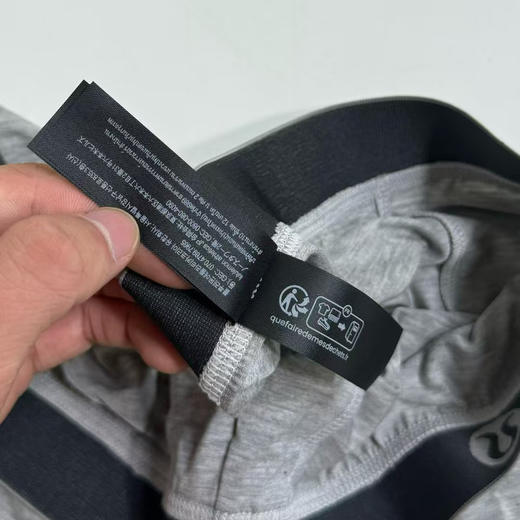 原单正品露露乐檬，男士内裤，一盒3条装
固定搭配，藏青/黑色/灰色 

尺码s-xxl
原价540一盒三条。 商品图13