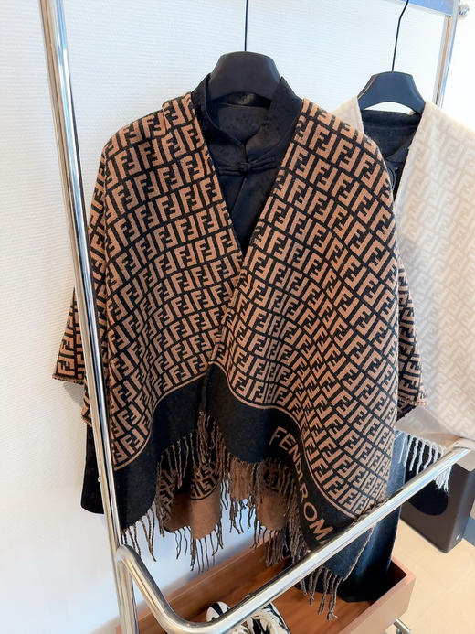 秋冬特惠💰260 芬迪围巾 男女同款 罗马组合斗篷 商品图3