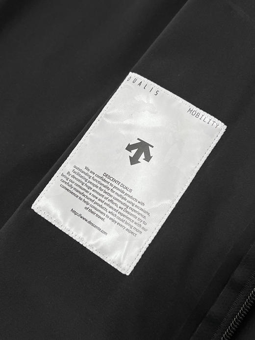 原单正品 DESCENTE迪桑特 DUALIS系列冲锋衣，防风防水，超级轻量化质地，颜色:黑色  碳灰色
尺码:M-XXL
原价2790 商品图6