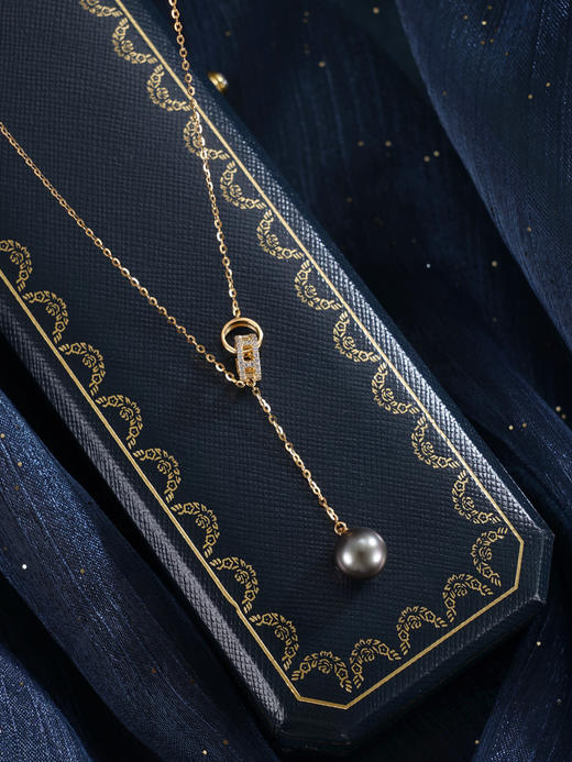 子佩集【幻夜篇章】银S925珍珠惜王妃套链【YL0116B】8.5mm珠镀金黑珠双环吊球2601 商品图3