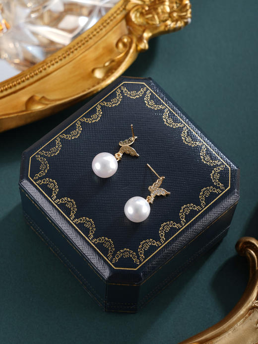 子佩集【彩蝶仙踪】银S925珍珠惜王妃耳钉【E0749】10mm珠镀金蝴蝶2601 商品图4