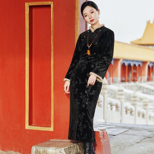 西子/墨梅凝香丝绒梅竹鹊压花气质显瘦拼水貂改良旗袍/QPTJ0933 商品图0