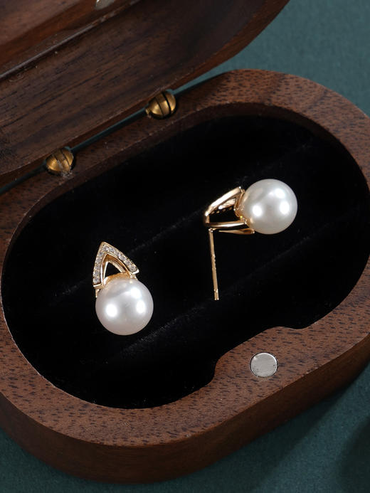 子佩集【璀璨定格】银S925珍珠惜王妃耳钉【E2826】8mm珠双色三角V字2601 商品图7