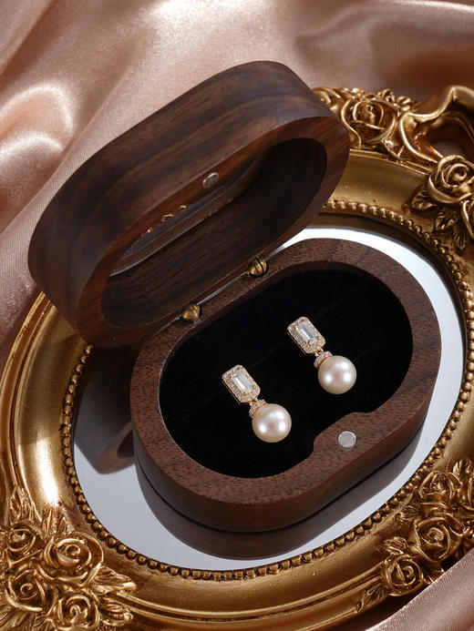 子佩集【曦光女神】银S925珍珠惜王妃耳钉【E4363】7.8mm珠镀金方块2601 商品图2