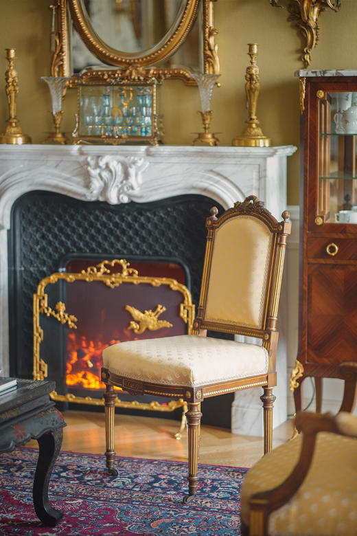 独角鹿西洋古董19世纪下半叶法国出品路易十六风格火炬卷叶主题核桃木精雕装饰明黄色缎面沙发及座椅七件套 商品图4