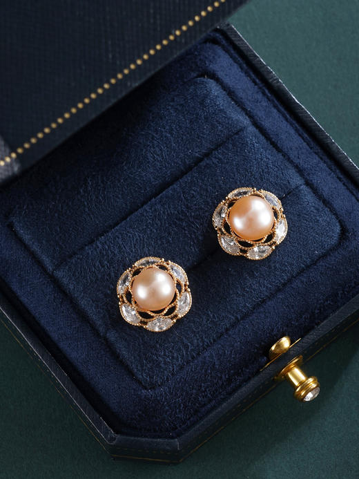 子佩集【‌沁园秀色】银S925珍珠惜王妃耳钉【E4739】8.5mm珠镀金花绕六瓣花2601 商品图3