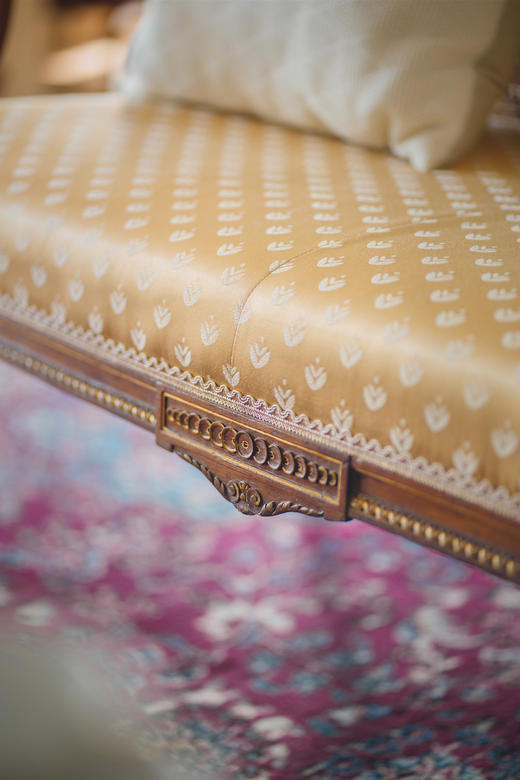 独角鹿西洋古董19世纪下半叶法国出品路易十六风格火炬卷叶主题核桃木精雕装饰明黄色缎面沙发及座椅七件套 商品图7