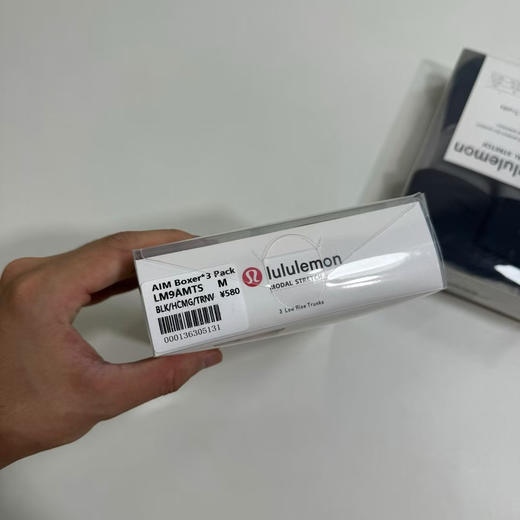 原单正品露露乐檬，男士内裤，一盒3条装
固定搭配，藏青/黑色/灰色 

尺码s-xxl
原价540一盒三条。 商品图2