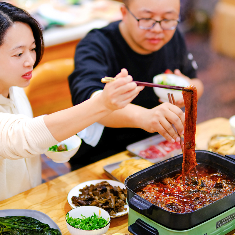 【无添加的牛油火锅底料】用料纯正地道 辣而不燥 香不留身！健康无添加的家庭火锅 和家人一起吃吧~